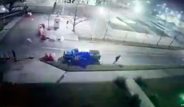 Así se escapó el delincuente desde el patrullero