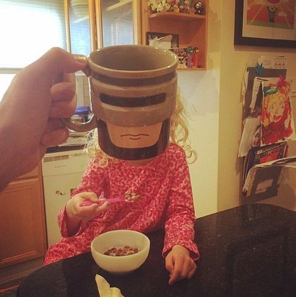 Un hombre convierte a sus hijos en superhéroes con divertidas tazas