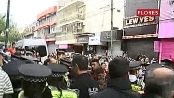 otra vez los manteros: violentos incidentes con la metropolitana en flores otra vez los manteros: violentos incidentes con la metropolitana en flores