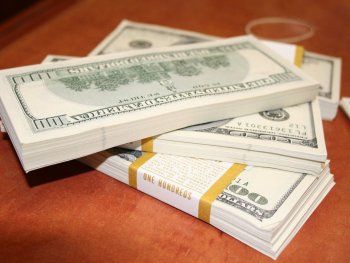 El dólar blue bajó un peso
