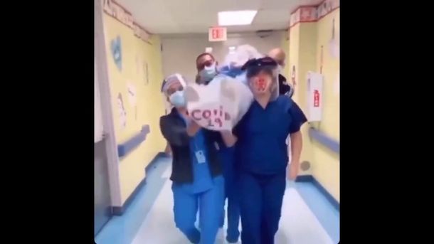 Viral: enfermeros imitan a los africanos del ataúd con un supuesto muerto por coronavirus