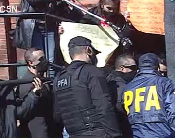 Incidentes antes del anuncio de Alberto: policías se esposaron a la Quinta de Olivos