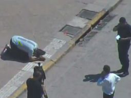 El hombre puso un cartón en el piso y se arrodilló para rezar El hombre puso un cartón en el piso y se arrodilló para rezar