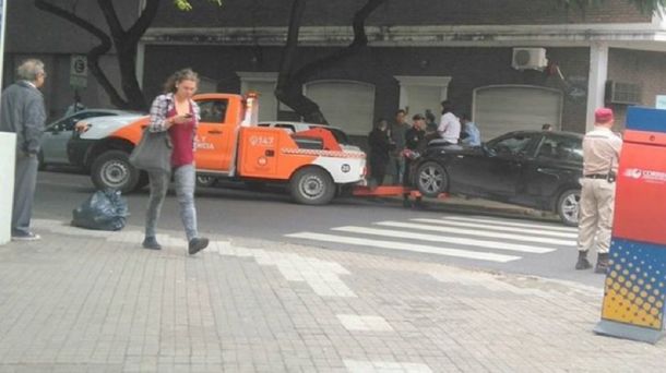 Resistió como pudo: se subió al capó para que la grúa no llevara el auto