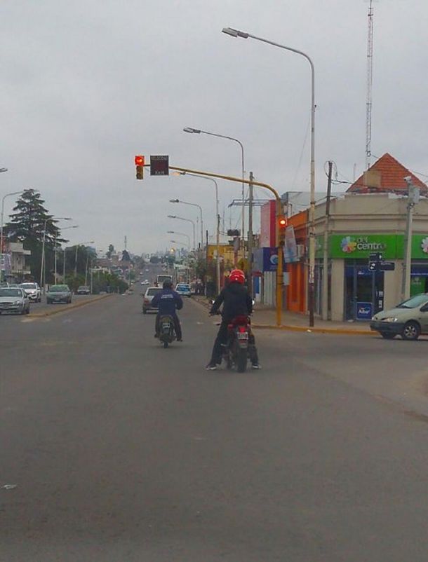 El agente de tránsito a punto de cruzar el semáforo en rojo