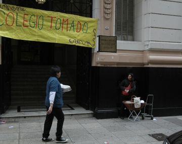 Advierten que hay gente que maneja a los alumnos