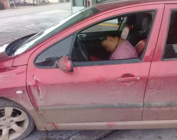 El hombre estaba borracho, dormido y con sus hijos adentro del auto. Foto:&nbsp;ADN Sur