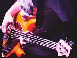 El bajista de una reconocida banda perdió su bajo y ofrece recompensa por facebook