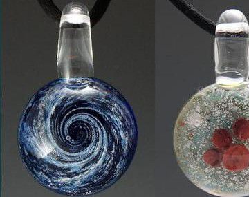 Extraña moda: collares con cenizas de gato y anillos con las de perro