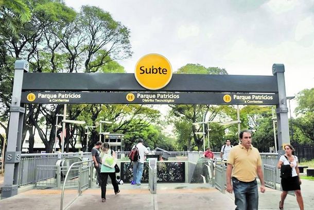 Parque Patricios: hallan a un hombre ahorcado en un poste