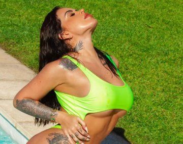 Sofía Clerici posó con su microbikini cut out que es parte de su emprendimiento