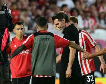 Estudiantes rindió homanaje a Eduardo Domínguez.