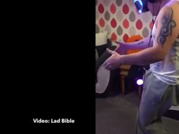 Tenía sexo en realidad virtual sin percatarse que su mujer estaba despierta Tenía sexo en realidad virtual sin percatarse que su mujer estaba despierta