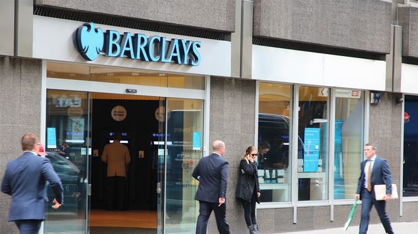 Millonaria multa a importante banco británico por desproteger a clientes