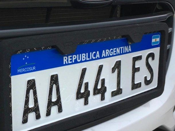 El Gobierno le puso fecha a la normalización de la entrega de chapas patente: cuándo será