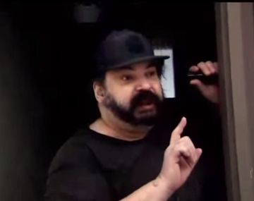 Lo acusan de usar a su madre muerta