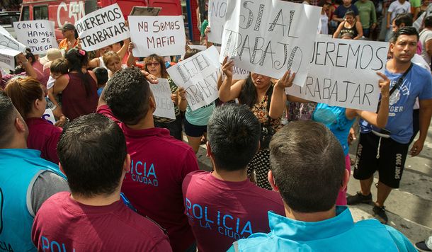 Radiografía de los manteros en Liniers: 38 cuadras de comida, ropa y joyas