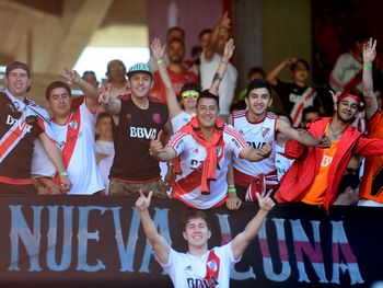 Los hinchas de River debieron esperar para ingresar al estadio