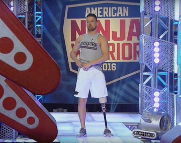 Un hombre con una sola pierna participa de un programa de obstáculos