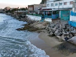 El mar erosiona la costa de Mar del Tuyú. El mar erosiona la costa de Mar del Tuyú.