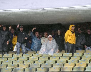 Un puñado de hinchas de Boca pudo entrar a La Bombonera
