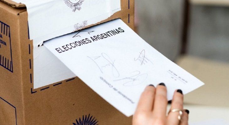 Cómo pegar el sobre con el voto sin usar saliva