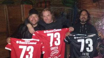 Los directivos les dieron camisetas del equipo Los directivos les dieron camisetas del equipo