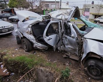 Chocó su contra una columna y murió una nena que llevaba en el auto