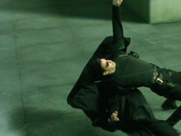 Un árbitro se vuelve viral por esquivar una pelota al mejor estilo Matrix