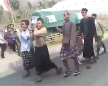 Insólito: llevaban un ataúd y se les cayó el muerto