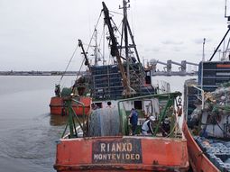 El conflicto en el sector pesquero sigue escalando mientras el 75% de la flota uruguaya está sin trabajar. El conflicto en el sector pesquero sigue escalando mientras el 75% de la flota uruguaya está sin trabajar.