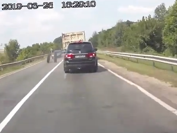 VIDEO: A un camión se le salen dos ruedas y destroza un auto