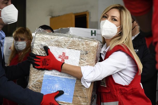 Fabiola Yáñez entregó a la Cruz Roja los insumos adquiridos en la campaña Unidos por Argentina
