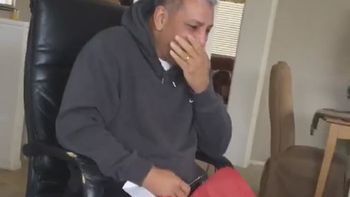 video: mira la emotiva reaccion de un hombre al ver su regalo de navidad video: mira la emotiva reaccion de un hombre al ver su regalo de navidad