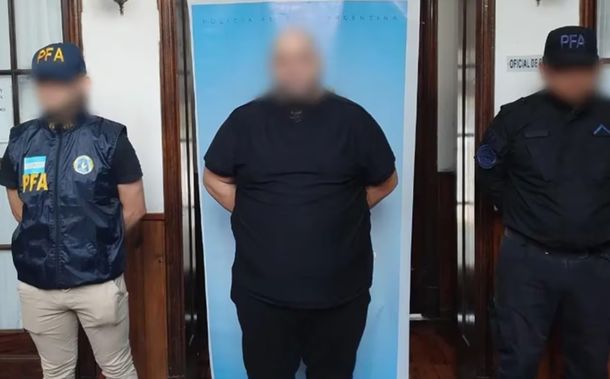 Detienen a un periodista deportivo por estafas y abuso sexual: se alojaba en el hotel donde estaba Boca