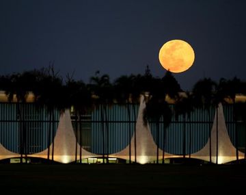 La Superluna brilló en el cielo y sorprendió al mundo