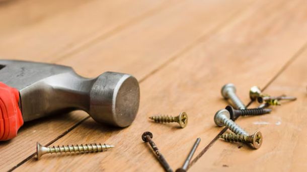 Para llevar a cabo este tip, solo debes contar con un tornillo y destornillador. Para llevar a cabo este tip, solo debes contar con un tornillo y destornillador.