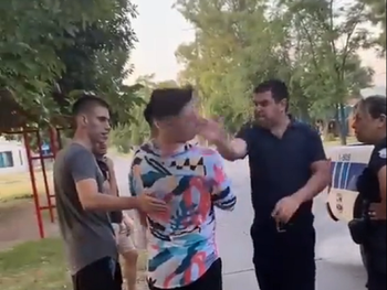Milico ropa prestada: desplazan a policía por pegarle un cachetazo a un chico que lo insultó