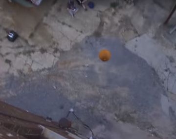 Tiraron un iPhone dentro de una calabaza desde 30 metros