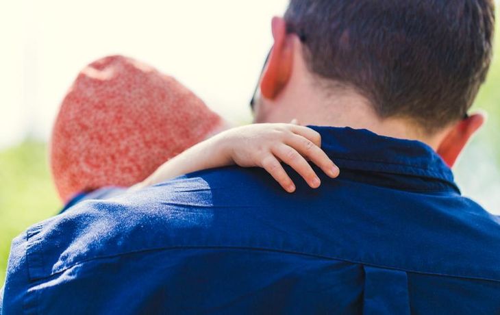 Multan a una mujer por prohibirle a su ex ver al hijo de ambos