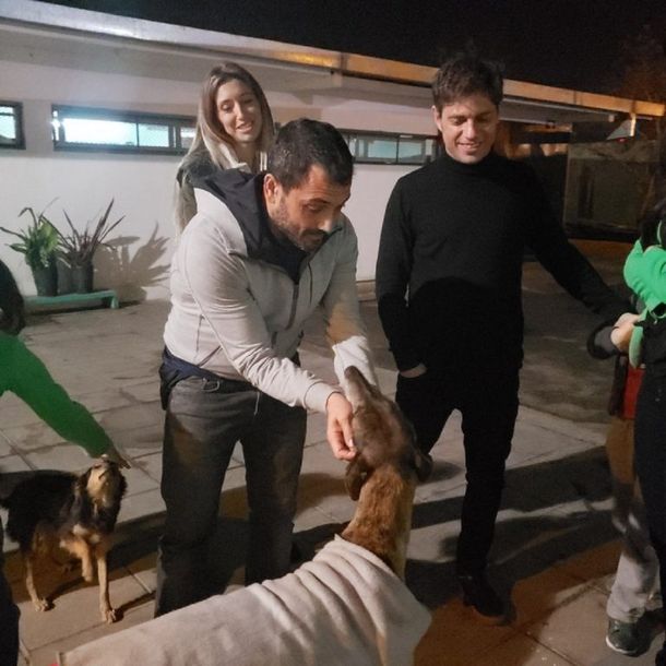 Kicillof visitó la veterinaria municipal de Berazategui y adoptó a dos gatitos