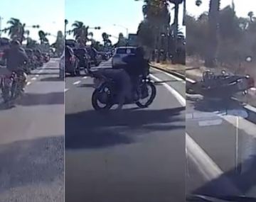 Karma instantáneo: un motociclista pateó un auto y terminó en el suelo