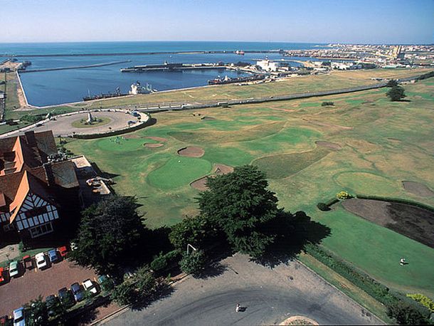 Caminaba cerca de un club de golf y recibió un pelotazo: perdió un ojo