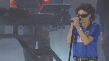 la cantante de linkin park comenzo el show disfrazada de diego maradona la cantante de linkin park comenzo el show disfrazada de diego maradona