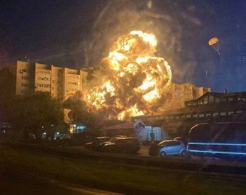 Rusia: un avión militar se estrelló contra un edificio de viviendas