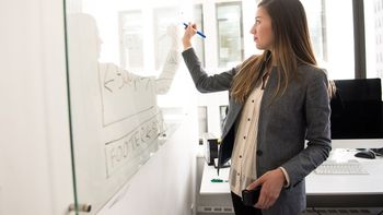 Elavance paulatino que se venía dando en el empleo femenino se ha detenido en losúltimos años y más allá de la pandemia. Elavance paulatino que se venía dando en el empleo femenino se ha detenido en losúltimos años y más allá de la pandemia.