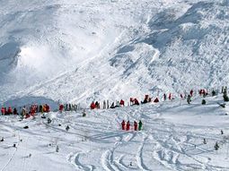 avalancha en saboya, francia: hay personas atrapadas bajo la nieve avalancha en saboya, francia: hay personas atrapadas bajo la nieve