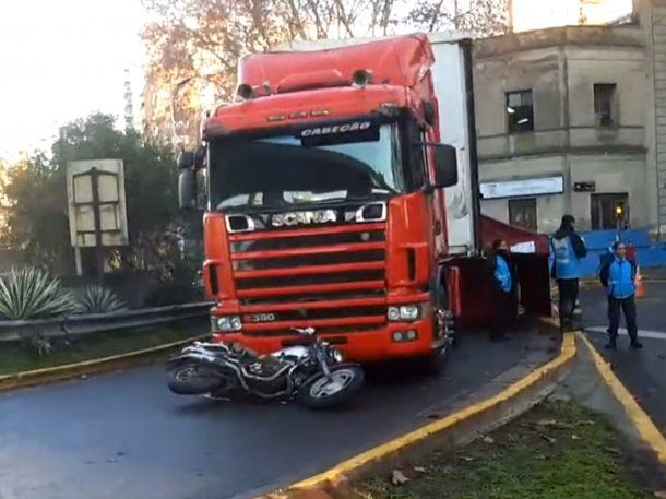 Accidente fatal entre un camión y una moto: un muerto y un herido