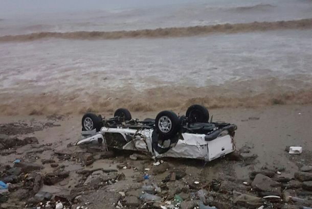 La camioneta después de haber sido arrastrada por el mar