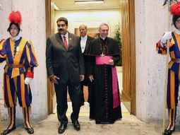 La única imagen que se difundió es de la salida del presidente de Venezuela saliendo de la Santa Sede. La única imagen que se difundió es de la salida del presidente de Venezuela saliendo de la Santa Sede.